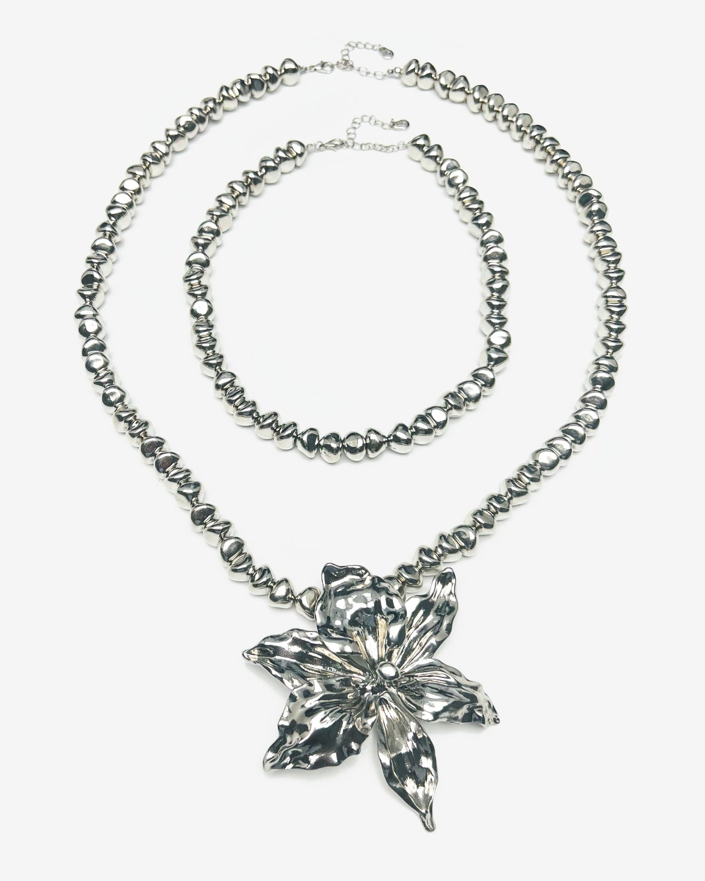 Metallic Large Flower Necklace Silver
