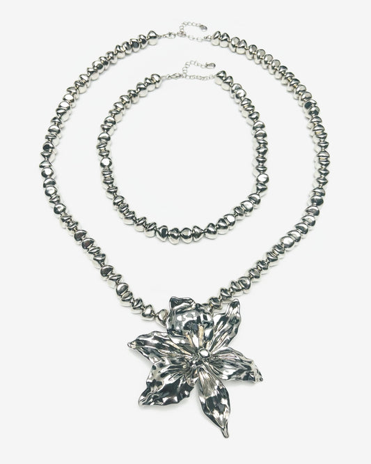 Metallic Large Flower Necklace Silver
