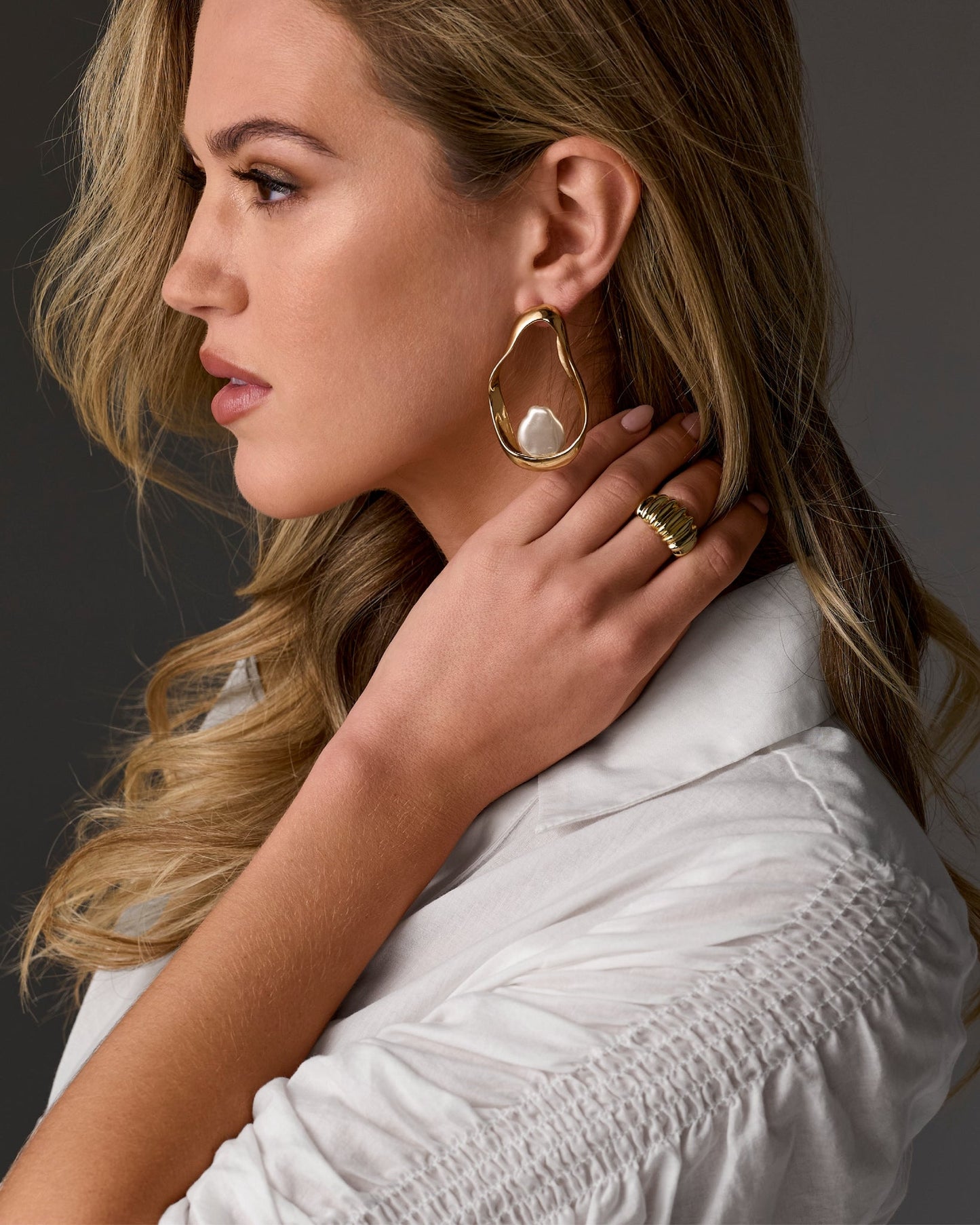Modern Shaped Pearl Earring Gold